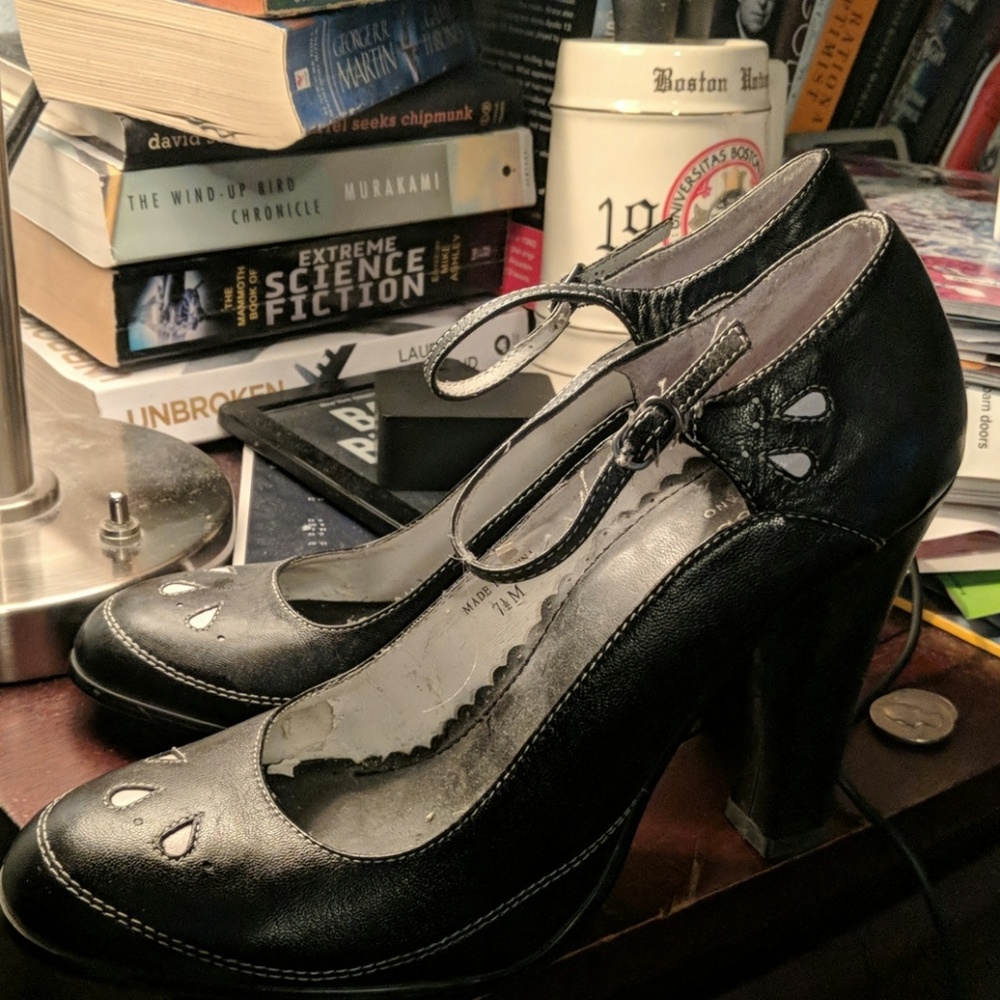 Guess black and white heals